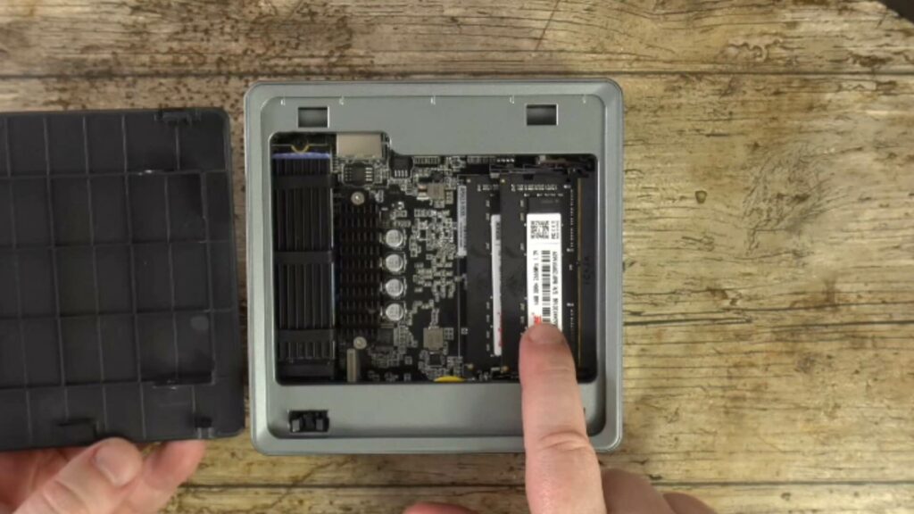 Minisforum Deskmini UM350 Internals