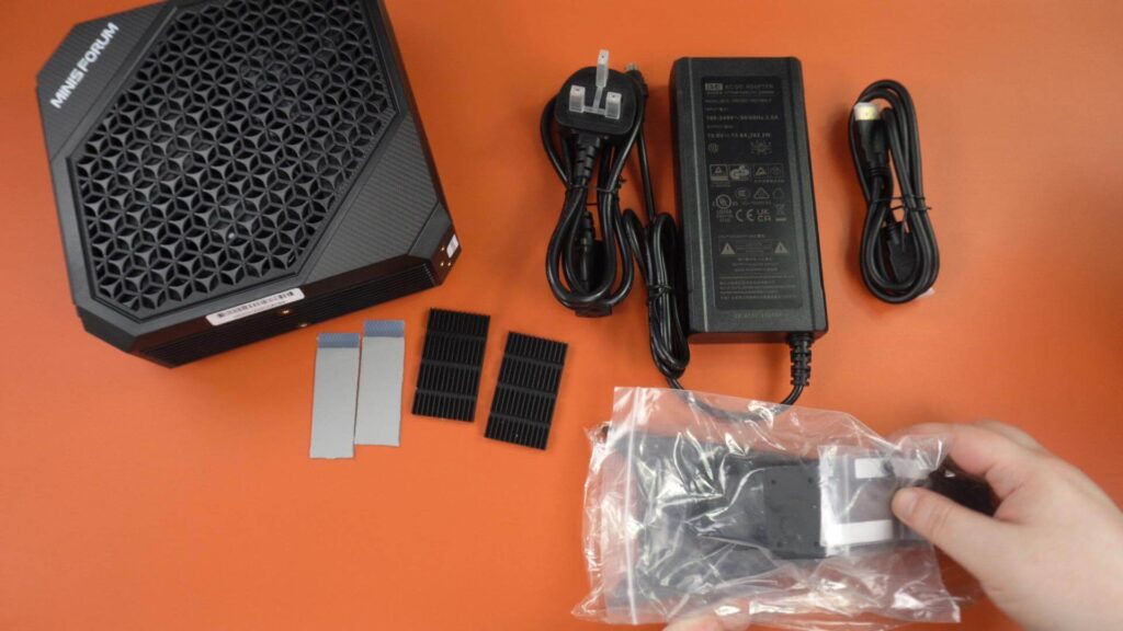 Unboxing Minisforum HX99G
