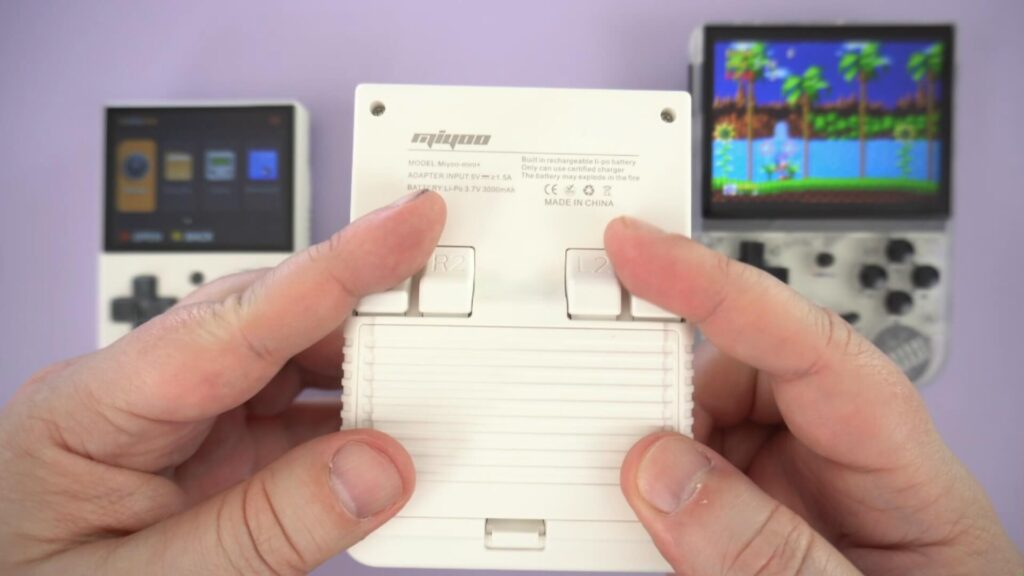 Miyoo Mini Plus tagumine vaade