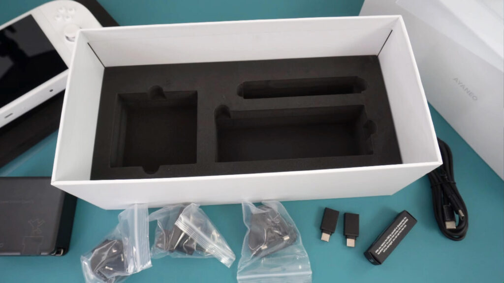 AYA NEO Geek 1S Review - Unboxing