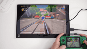 Retro handheld do gier z przenośnym monitorem