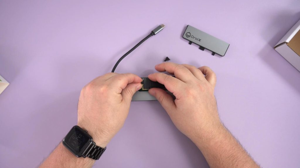 Fit the rubber screw to the notch and press down