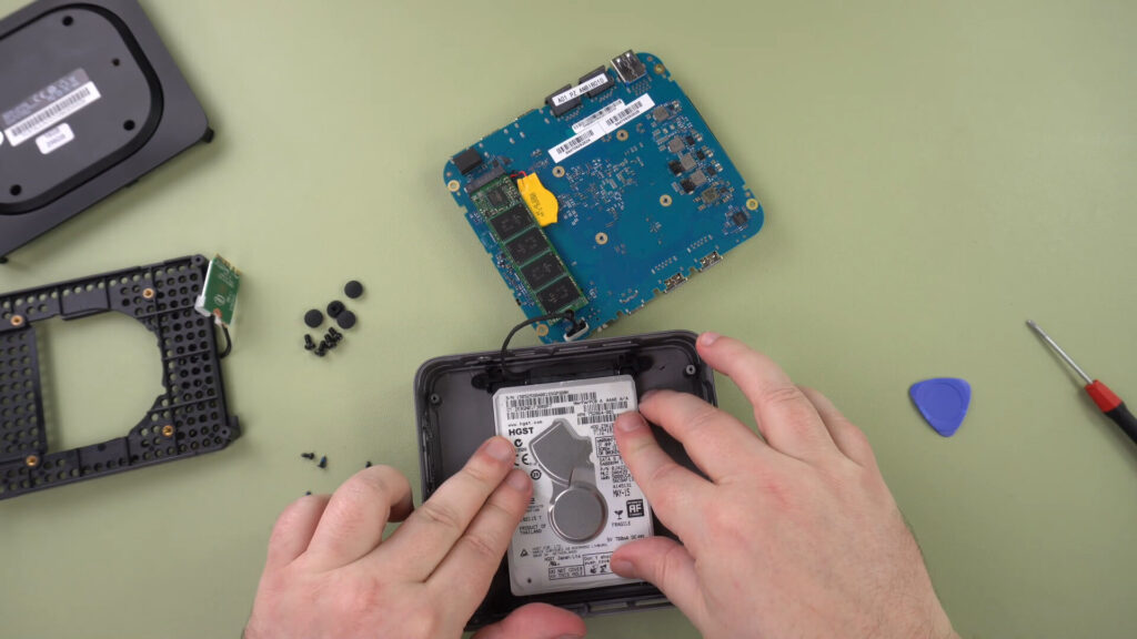 Install HDD or SSD in Minisforum UN100