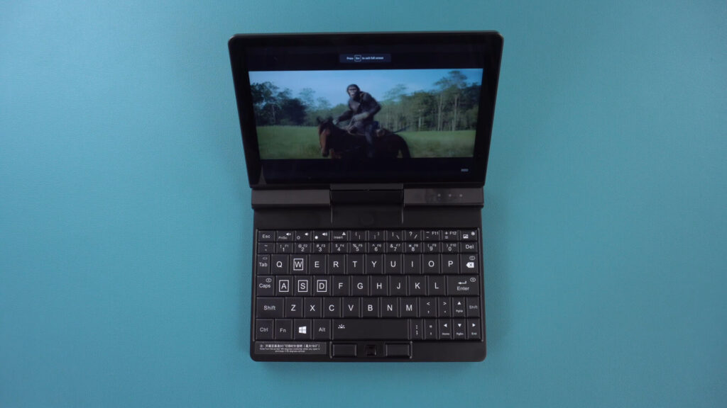 ONE Netbook A1 Pro a reproduzir um filme
