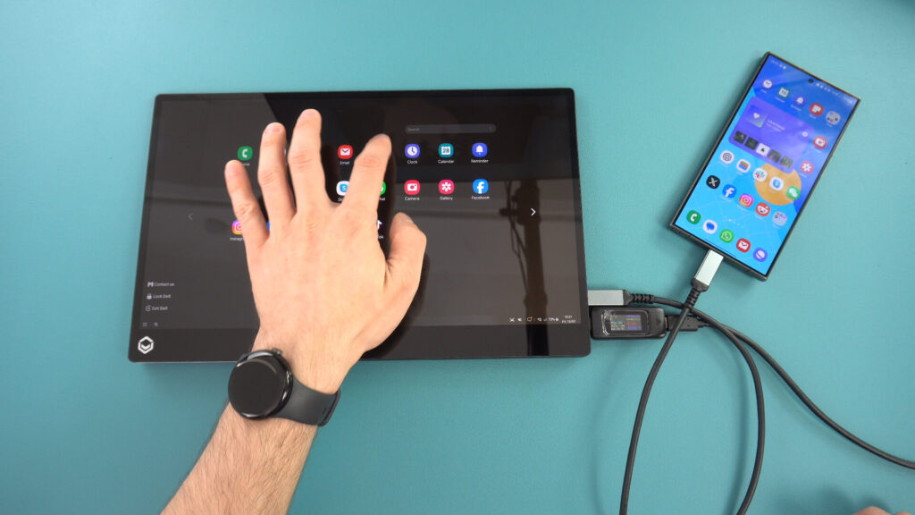 Ir saderīgi mobilo ierīču galddatori, piemēram, Samsung Dex