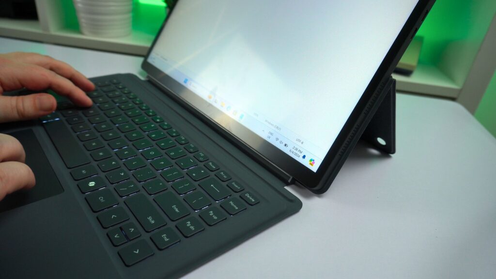 Minisforum v3 detachable keyboard