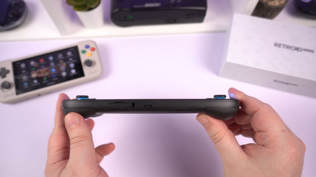 "Retroid Pocket 5" apatinis vaizdas