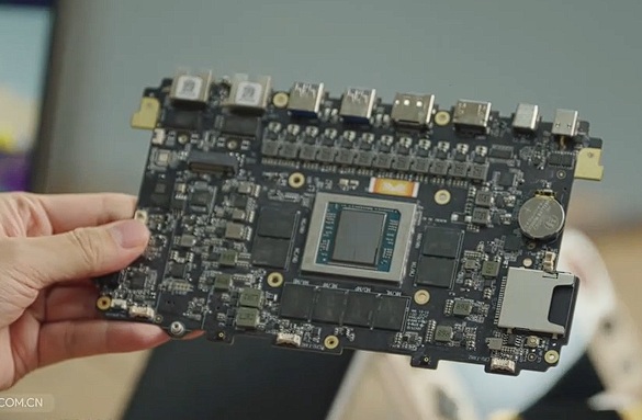AMD Ryzen Al Max 395 testimise seadme emaplaadi ülemine osa