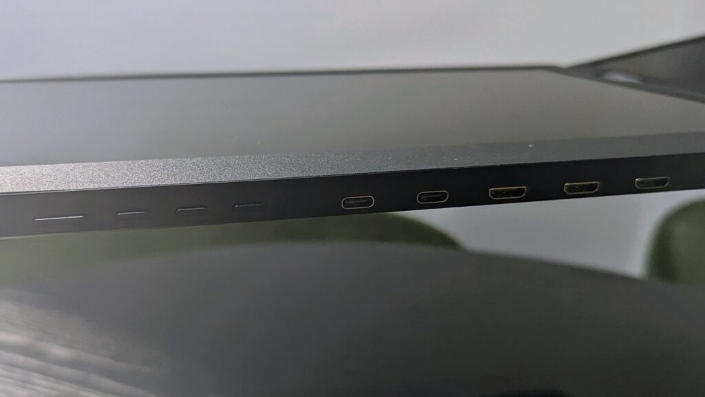 Trojni gumbi Aero 15,6" Pro Max OSD, vrata USB-C in Mini HDMI