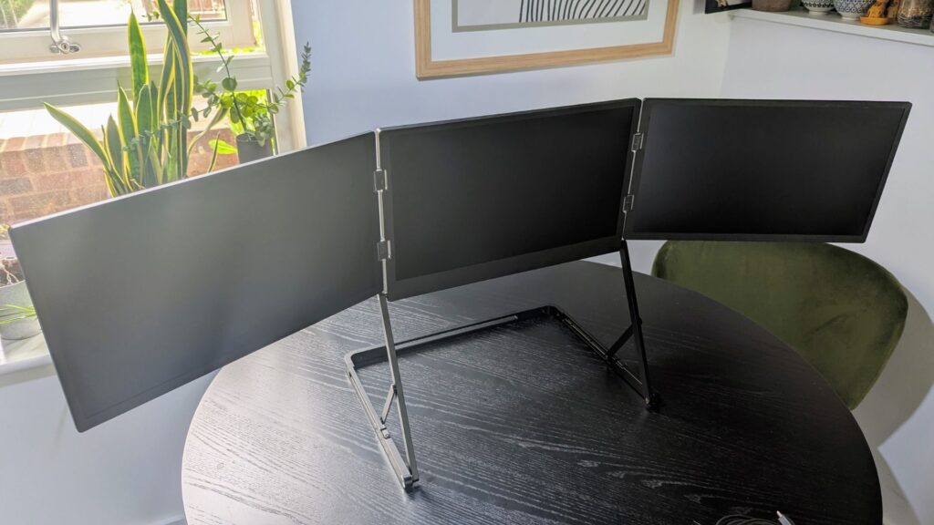 Triple Aero 15,6" Pro Max v nesloženem stanju