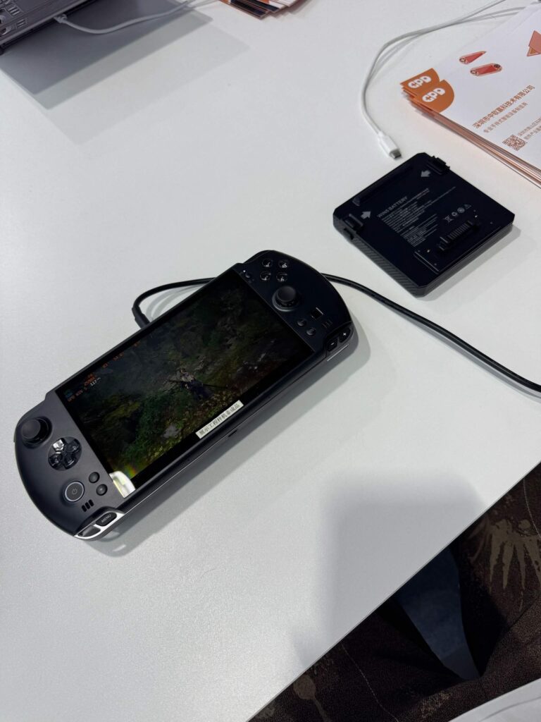 ChinaJoy 2025 - GPD WIN 5 and battery