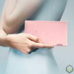 One Netbook Mix 2S Mecow Edition - Holding the Netbook
